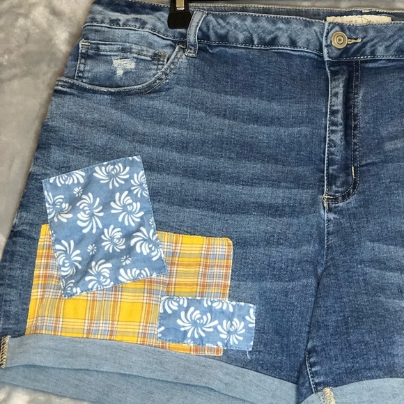 1948 Denim Women's Distressed Patched Cuffed Lite Blue Denim Shorts Size 22W - Picture 3 of 11